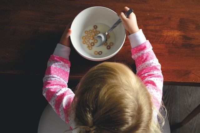 Jakie są najlepsze sposoby na zachęcanie dziecka do jedzenia śniadań?
