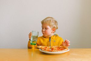 picie wody przez dziecko