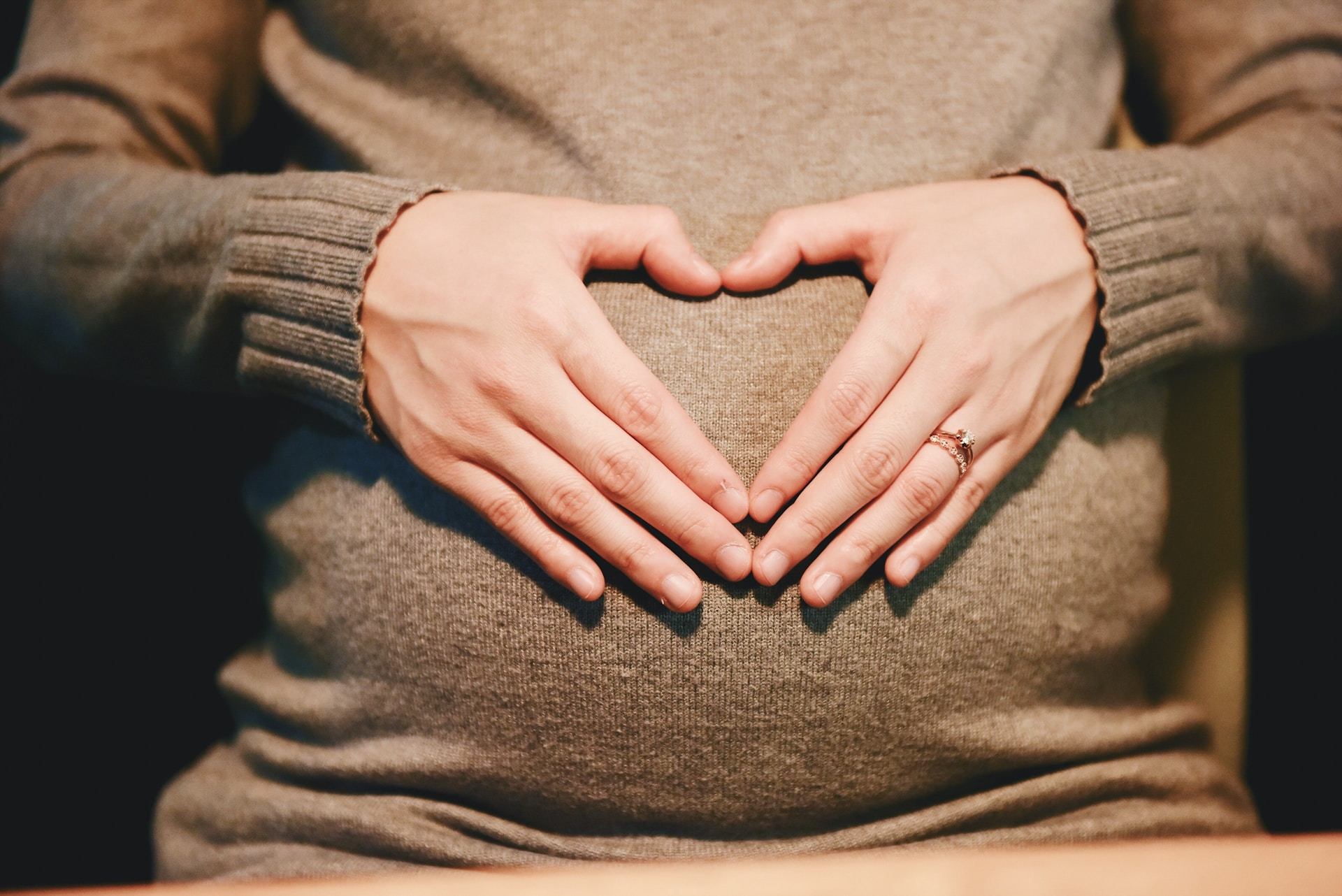 Zmiany hormonalne a fizyczne oznaki ciąży w pierwszych tygodniach